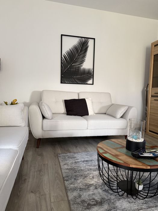 Canapele aproape noi