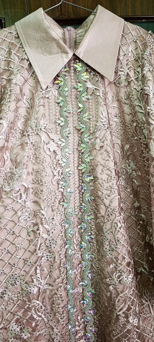 Toʻybop abaya stilidagi koʻylak mehr bilan tiktirilgan