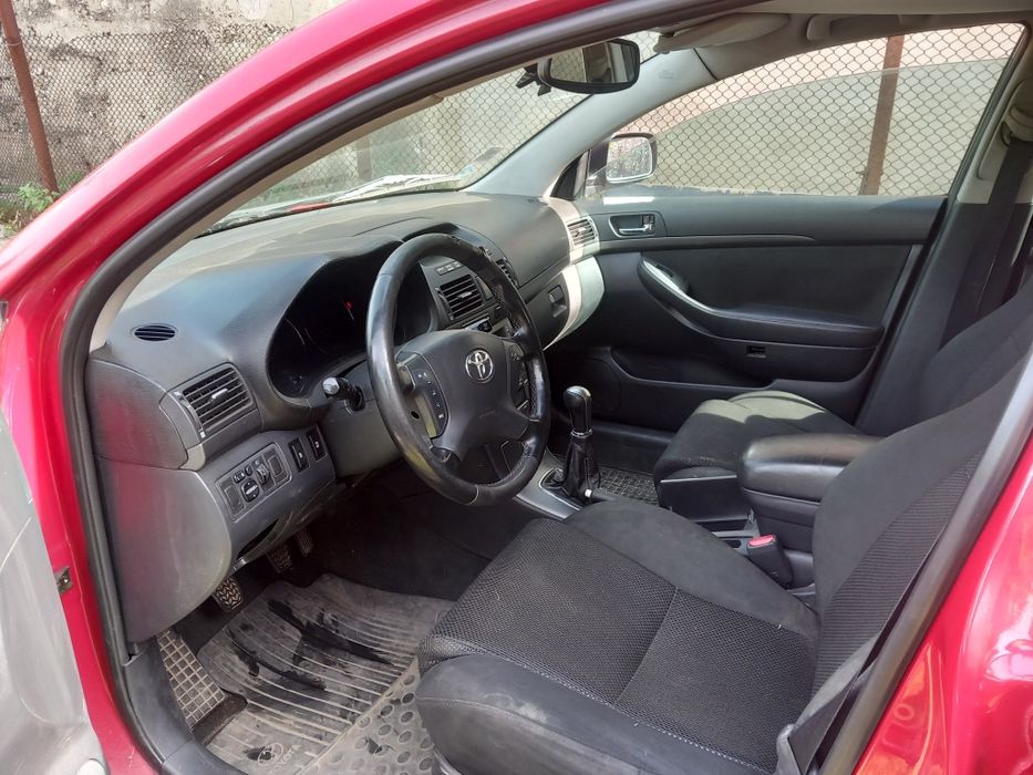 Toyota avensis anul 2005