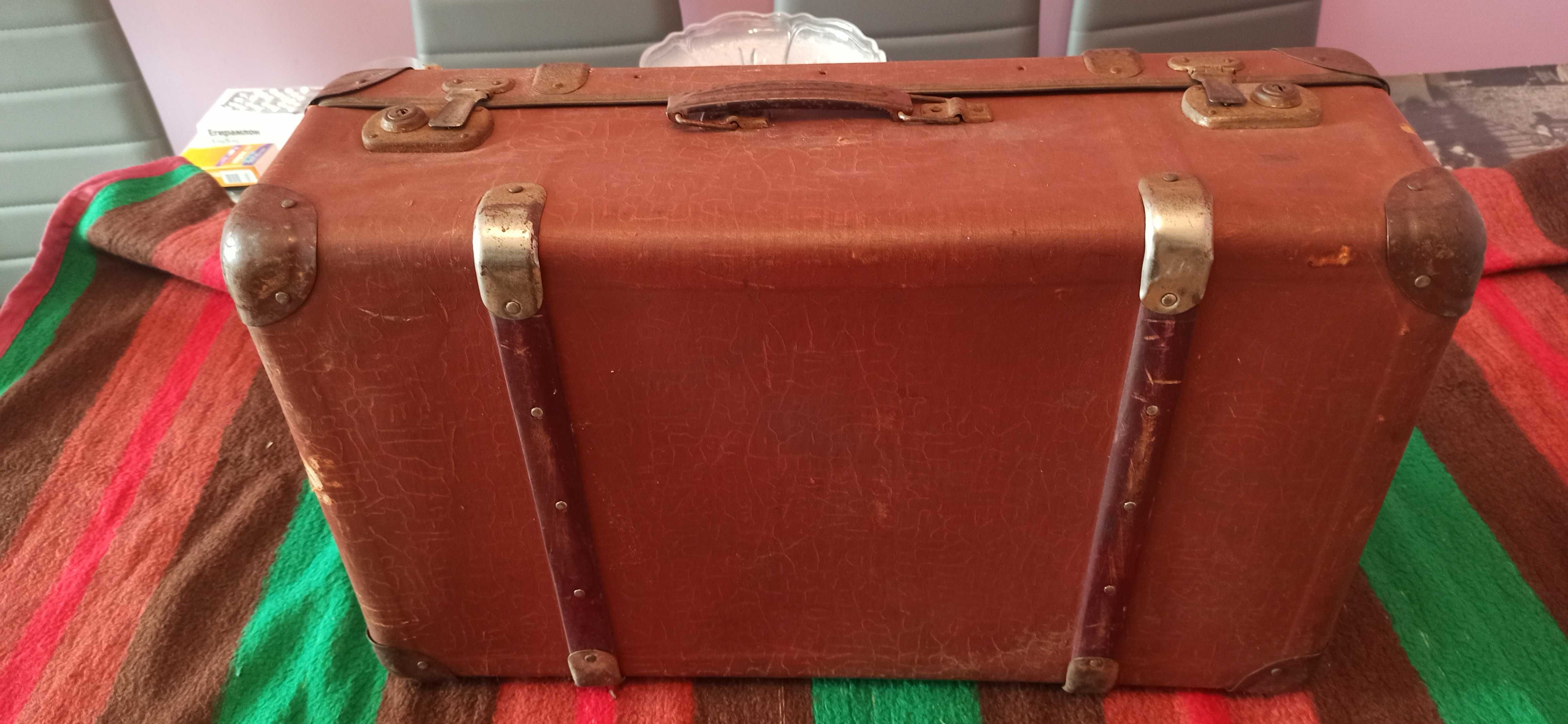 Продавам стар куфар.запазен