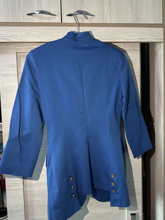 Женский синий пиджак.