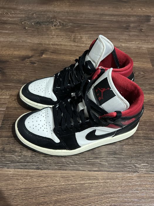 Adidasi Nike Air Force si Nike Jordan