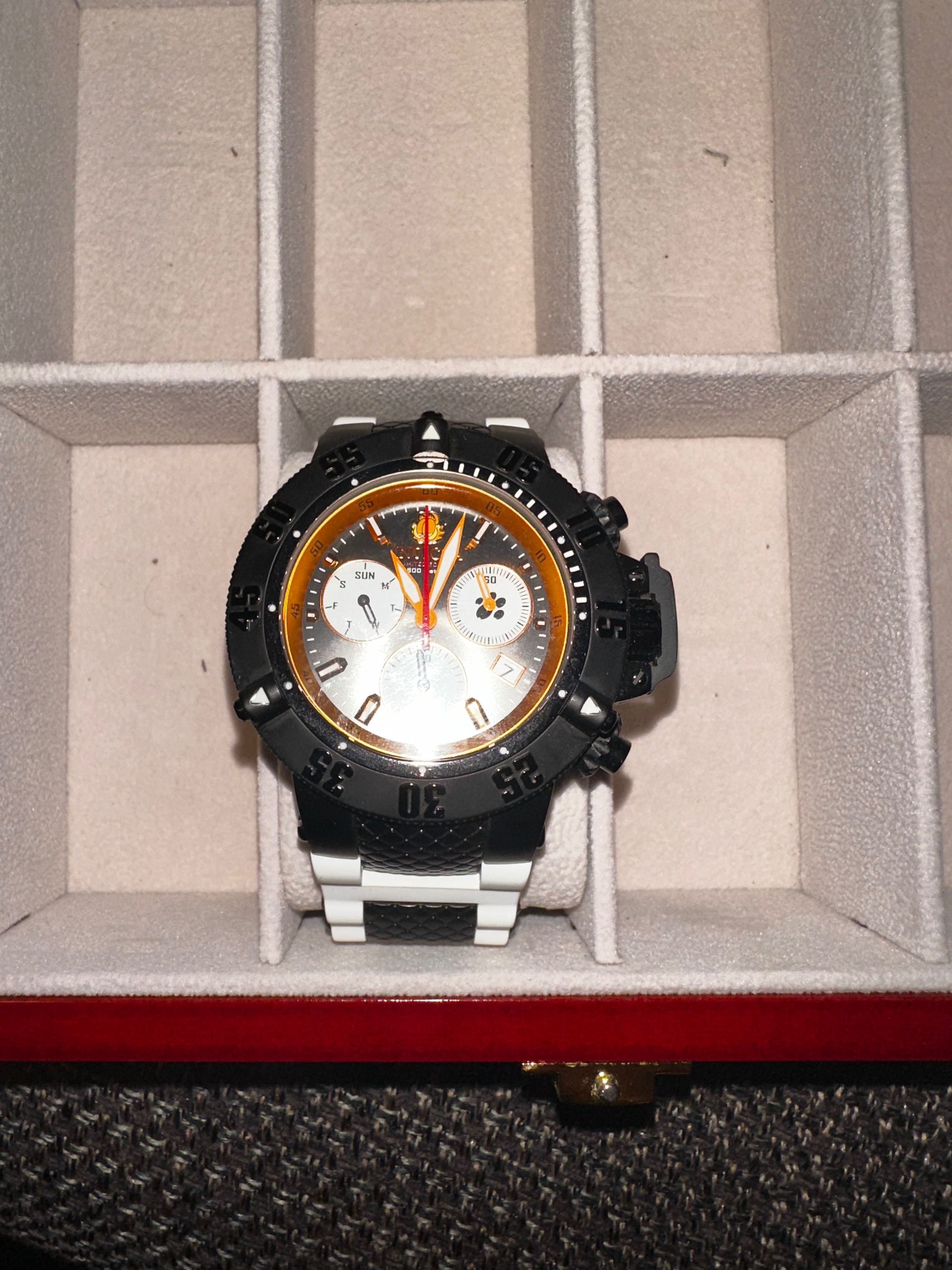 Продавам часовник Invicta Garfield