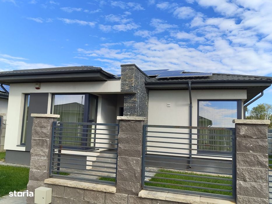 Casă modernă – 3 camere, 2 băi, pompă de căldură și panouri solare