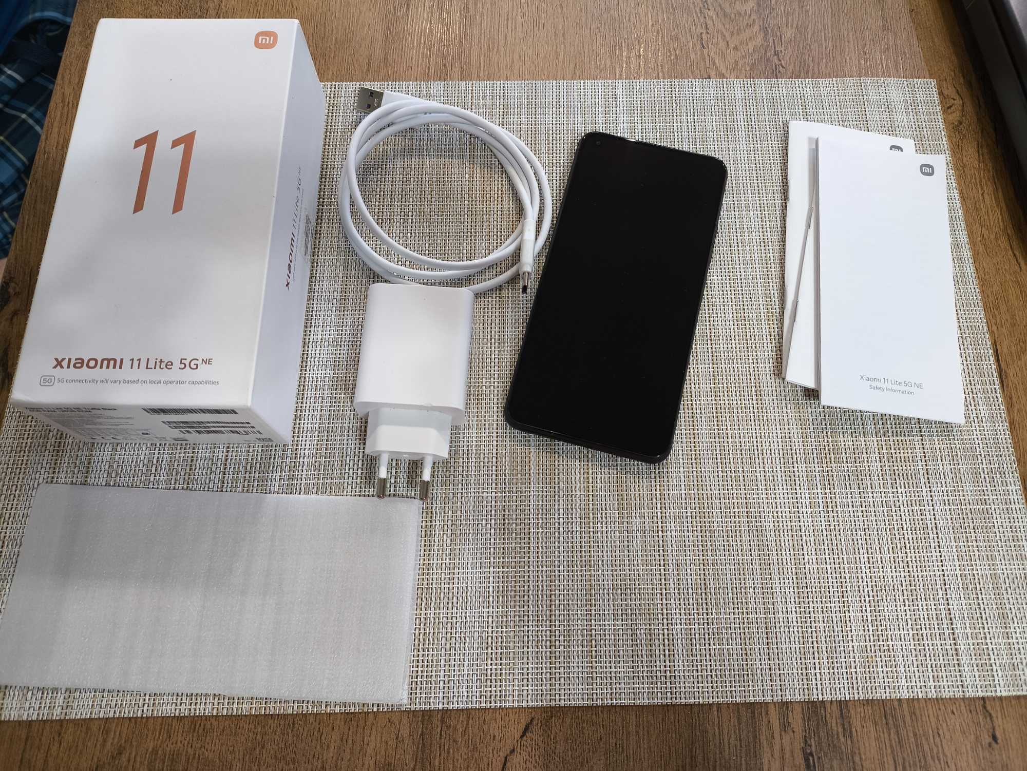 Xiaomi Mi 11 Lite 5G – Отлично състояние, с кутия и зарядно