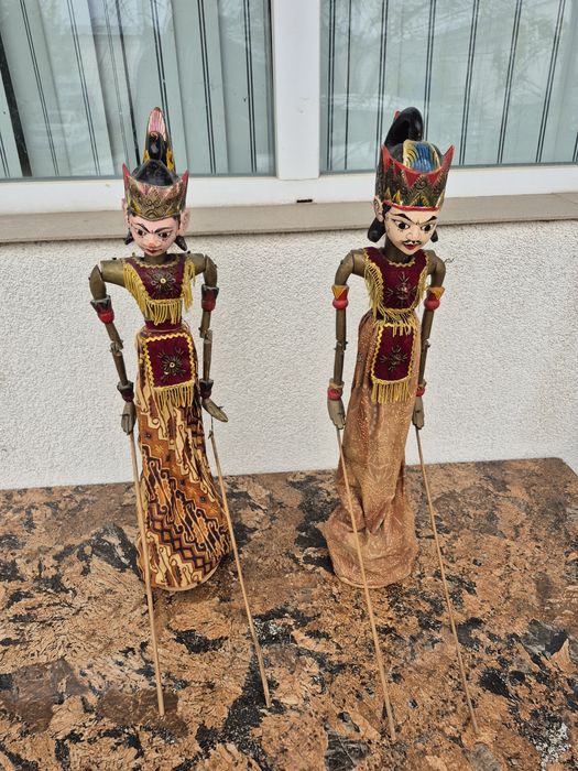 Vând 2 papusi statuiete lemn,scluptate pictate manual ,made Indonezia