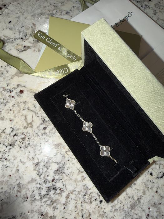 Van Cleef гривна