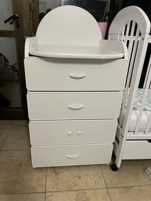 Детско легло и скрин с повивалник