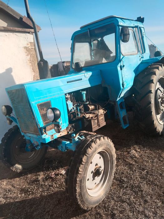 Синий трактор в хорошем состоянии