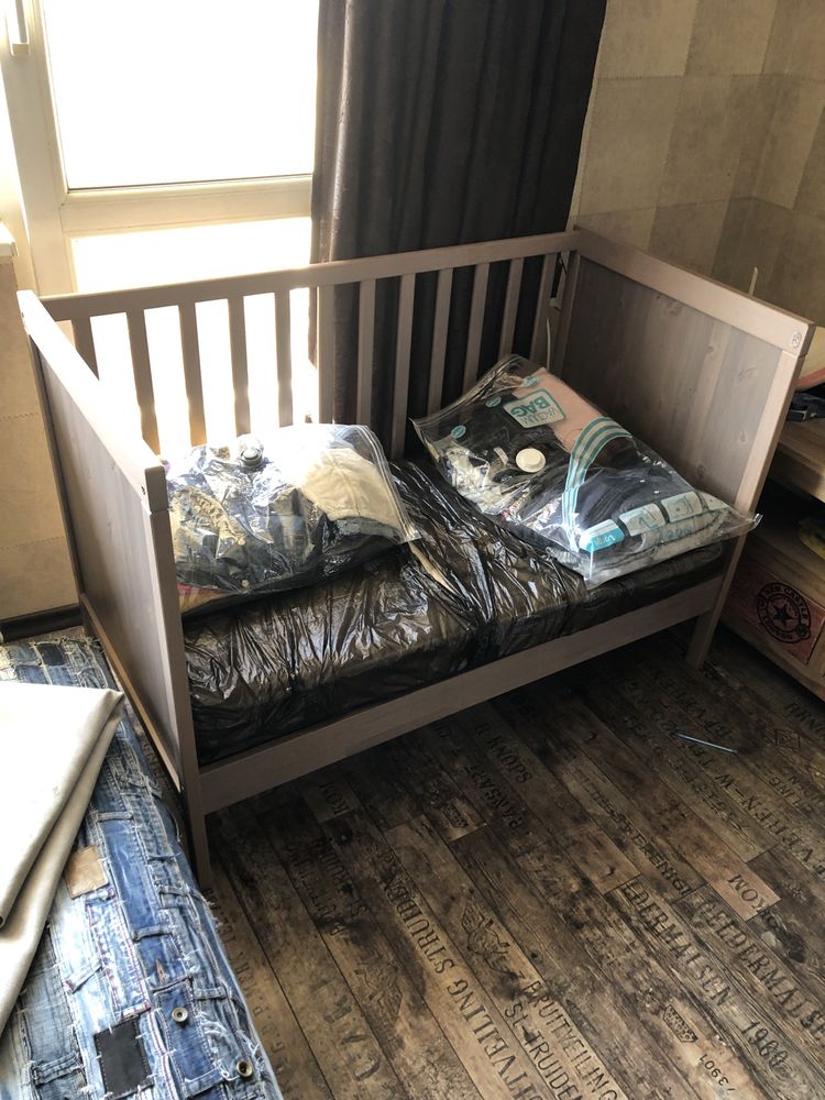 Комплект бебешки креватчета с шкаф за повиване