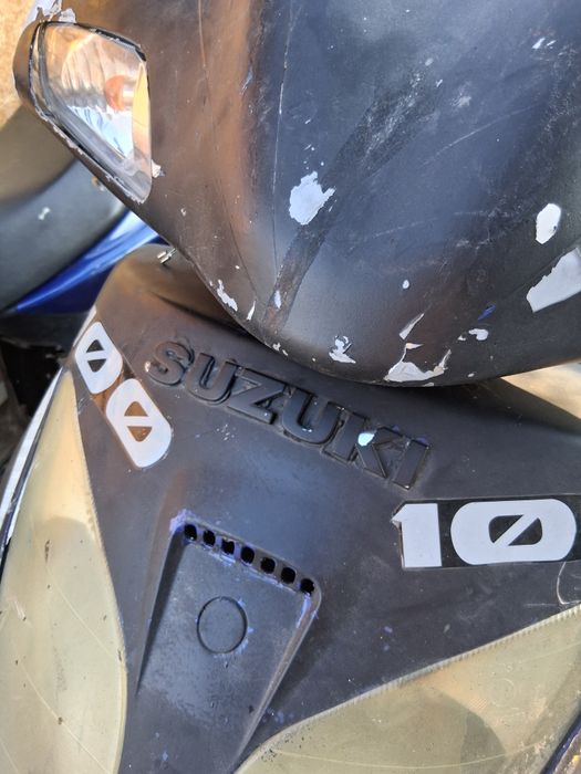 Vând scuter Suzuki 125cc 4t motorul funcționeaz trebuie pedala.