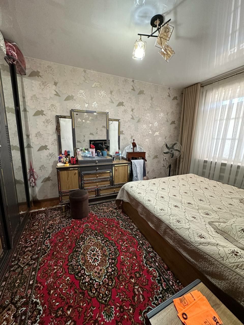 Продаётся участок 3.2 сотка.  5 комнаты.