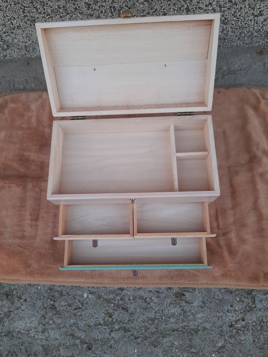 Дървена кутия за бижута