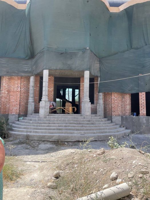 Продается махалля Амир Темур 4-х уров.коробка 1200м2 на 12 сотках