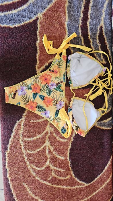 Vând costum baie