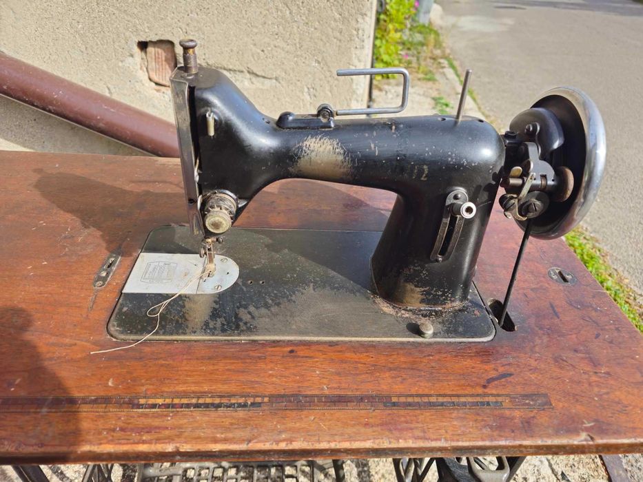 Крачна ретро шевна машина с капак и друга ръчна
