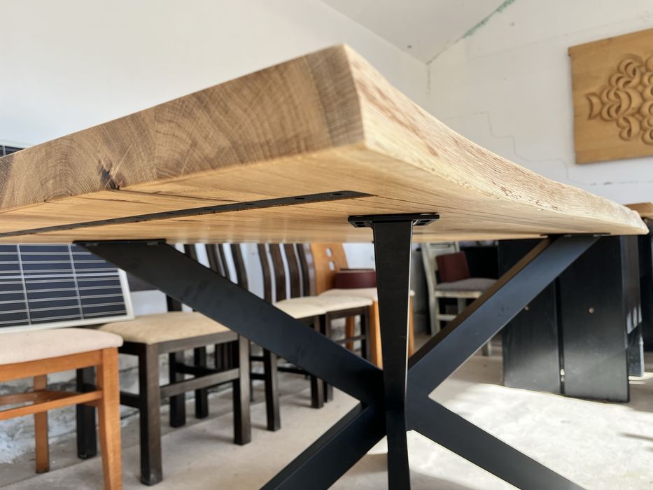 Трапезна маса от масивен дъб с метални крака