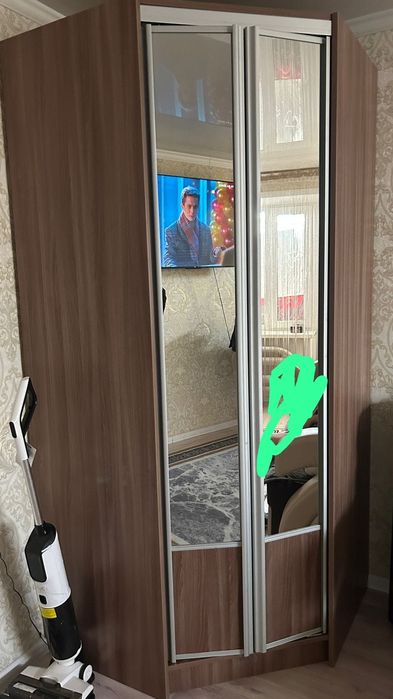 Продам угловой вместительный шкаф