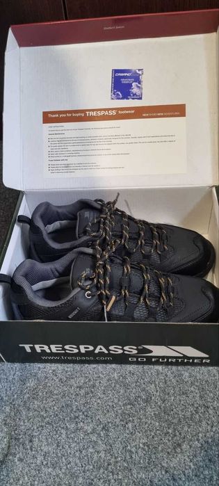 Продавам нови мъжки зимни обувки марка Trespass.