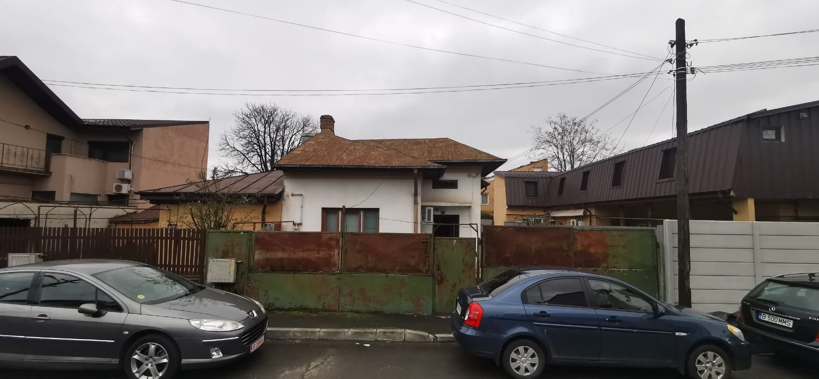 Vând casa București, din caramidă, cu teren.