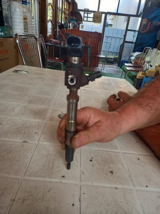 Vând 3 injectoare