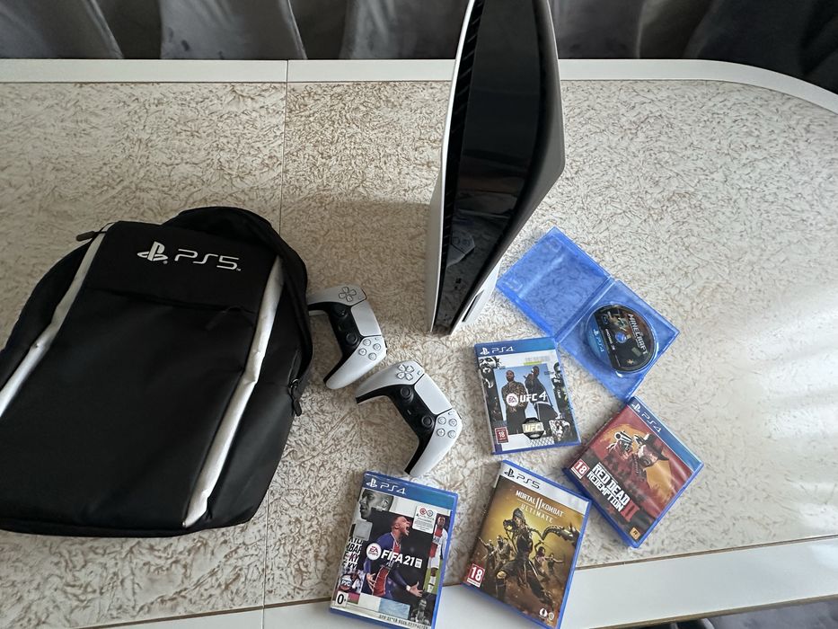 PlayStation 5 с двумя геймпадами