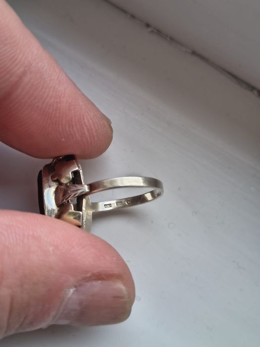 Vând 2 inele de argint cu pietre pretioase