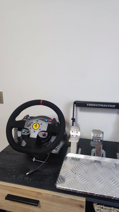 Волан Thrustmaster T300 Ferrari Alcantara + T3PA Pro педали- като нов