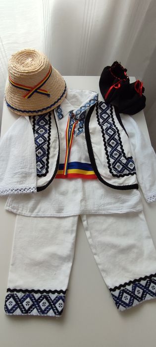 Vând costumașe pentru botez, băieței