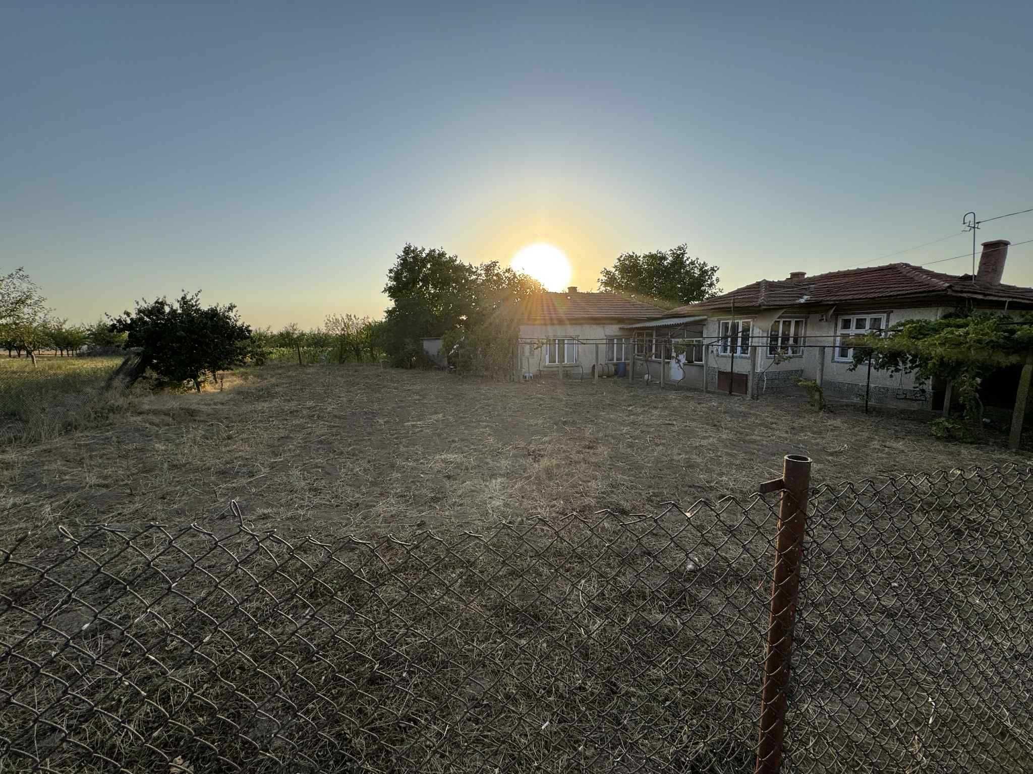 Продавам къща в с.Чернолик с много голям двор