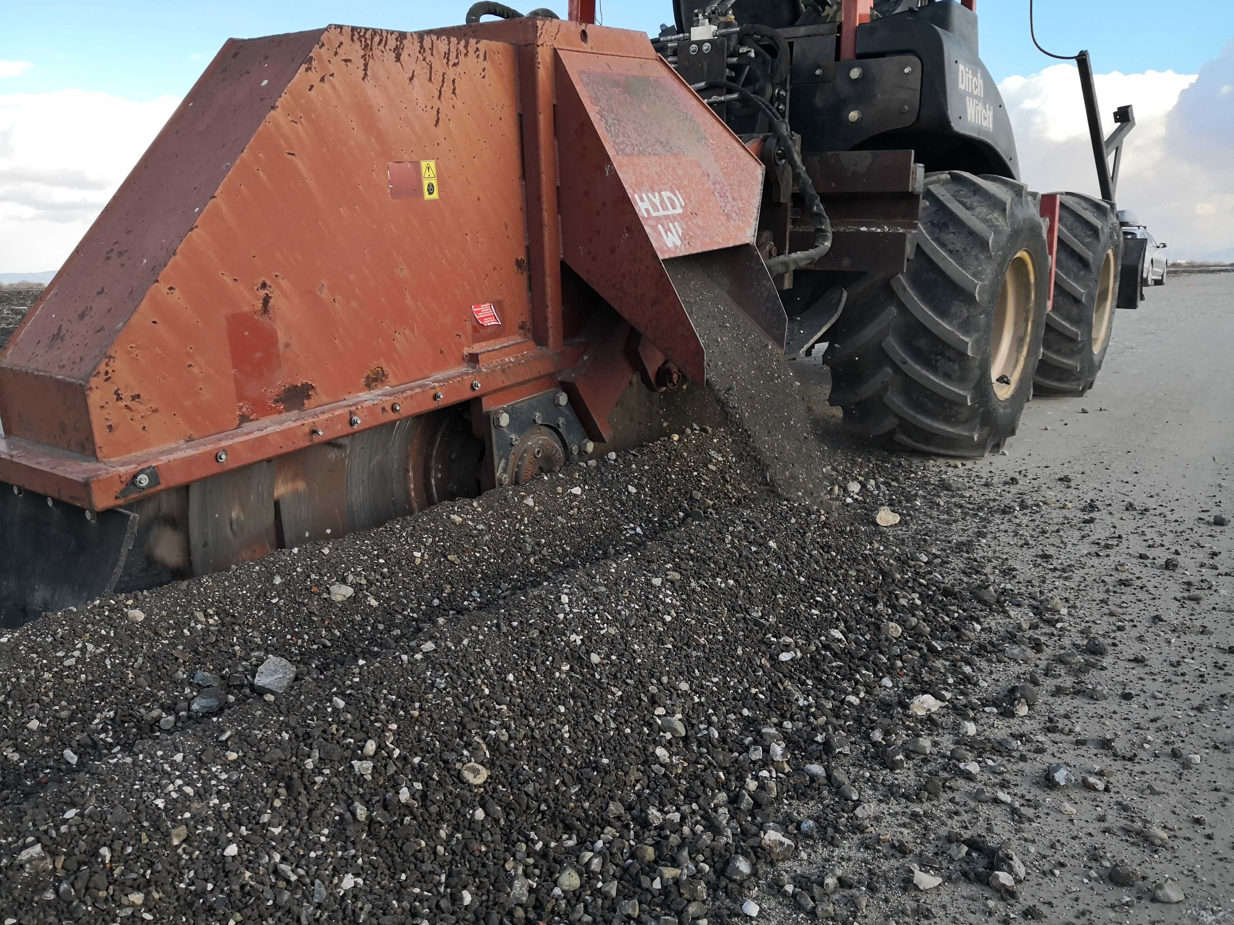 Inchiriem sapatoare de santuri ,pluguri vibratoare Ditch witch