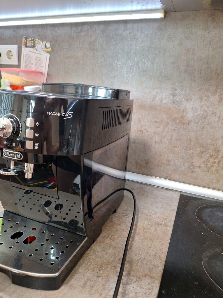 Продавам кафемашина Delonghi magnificaS  ЕCAM 21.118.B