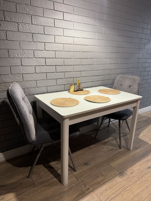 Продам стол кухонный и 2 стула!