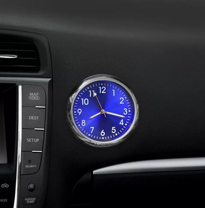 Елегантен часовник за кола