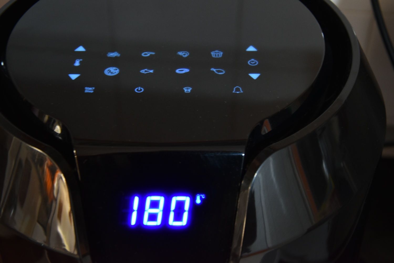 Продавам фритюрник с горещ въздух  еър фрайър TEFAL Easy Fry 4.2 L