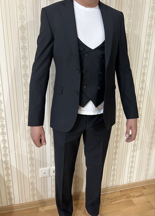 Продам классические костюмы тройка от Salvatini и двойка классический