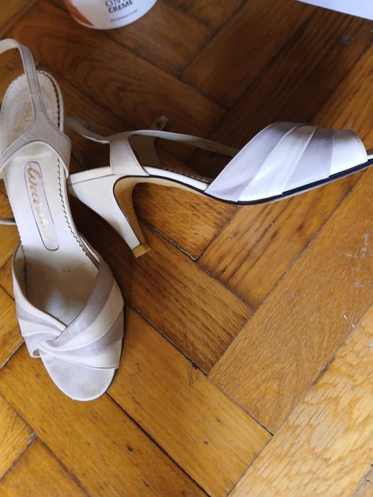 Vând sandale bej și  pantofi negri mărimea 37