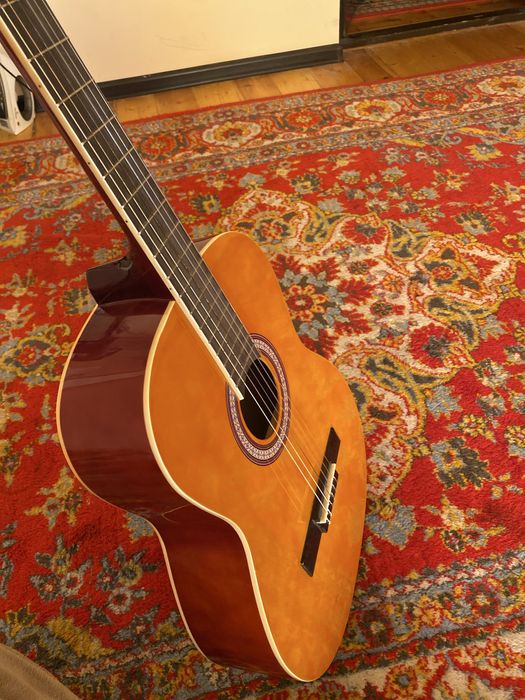 Gitara sotiladi yamaha narxini otib beraman