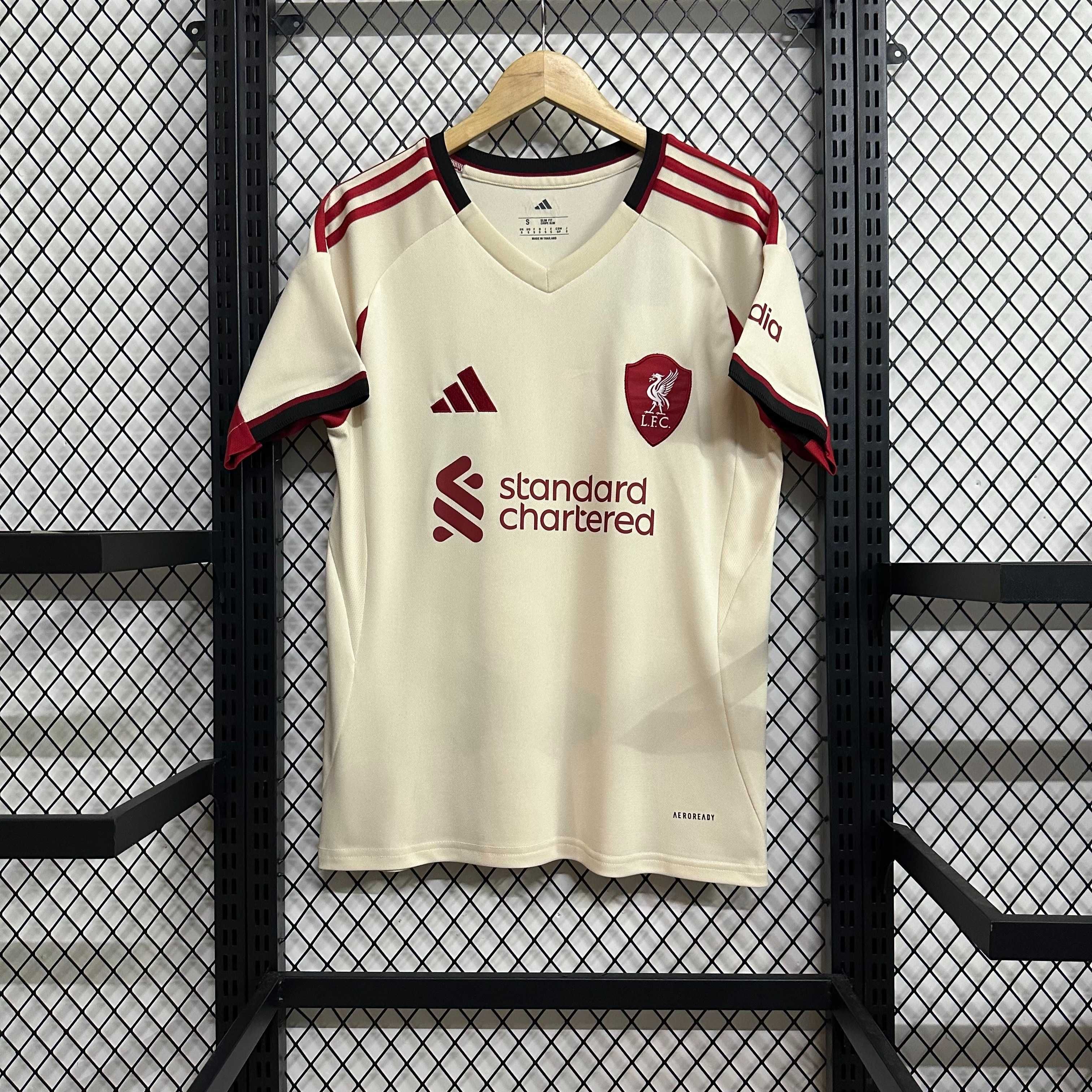 Тениска на Liverpool FCза сезон 25/26 в отлично състояние!