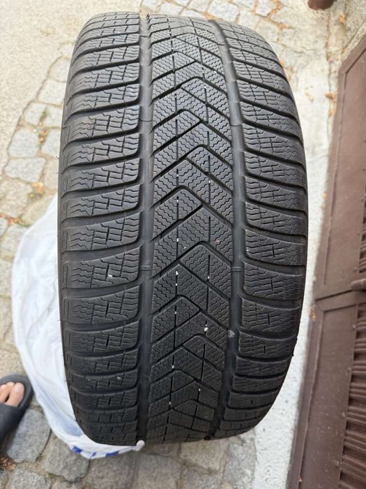 Комплект зимни гуми run flat pireli 315\35R21