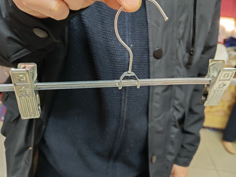 Продам  вешалки и шкаф