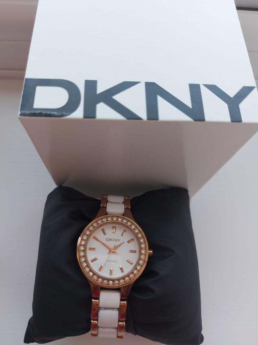 DKNY оригинален часовник В отлично състояние