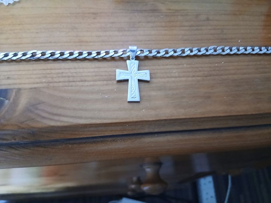 Vând lanțic de argint cu pandantiv cruciulita