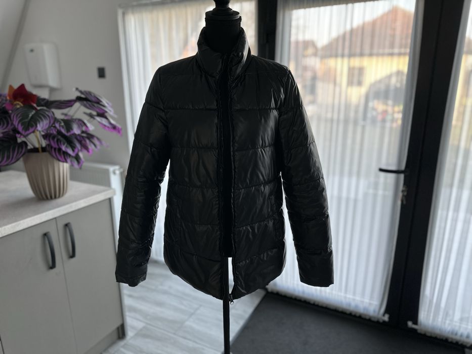 Geaca neagra lucioasa