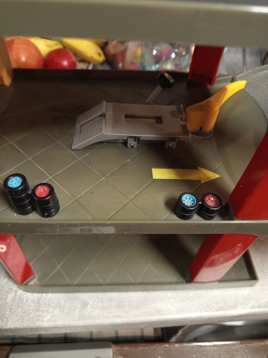 Детска писта гараж + 6 колички