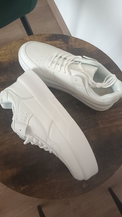 Vând pantofi casual adidași