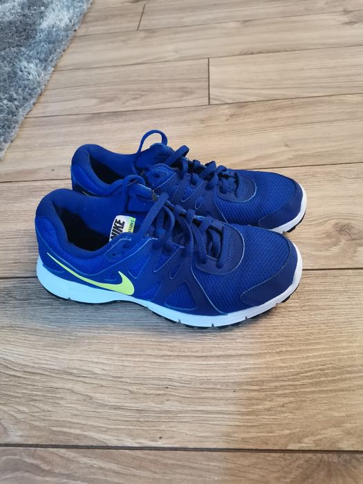 Nike revolution 2