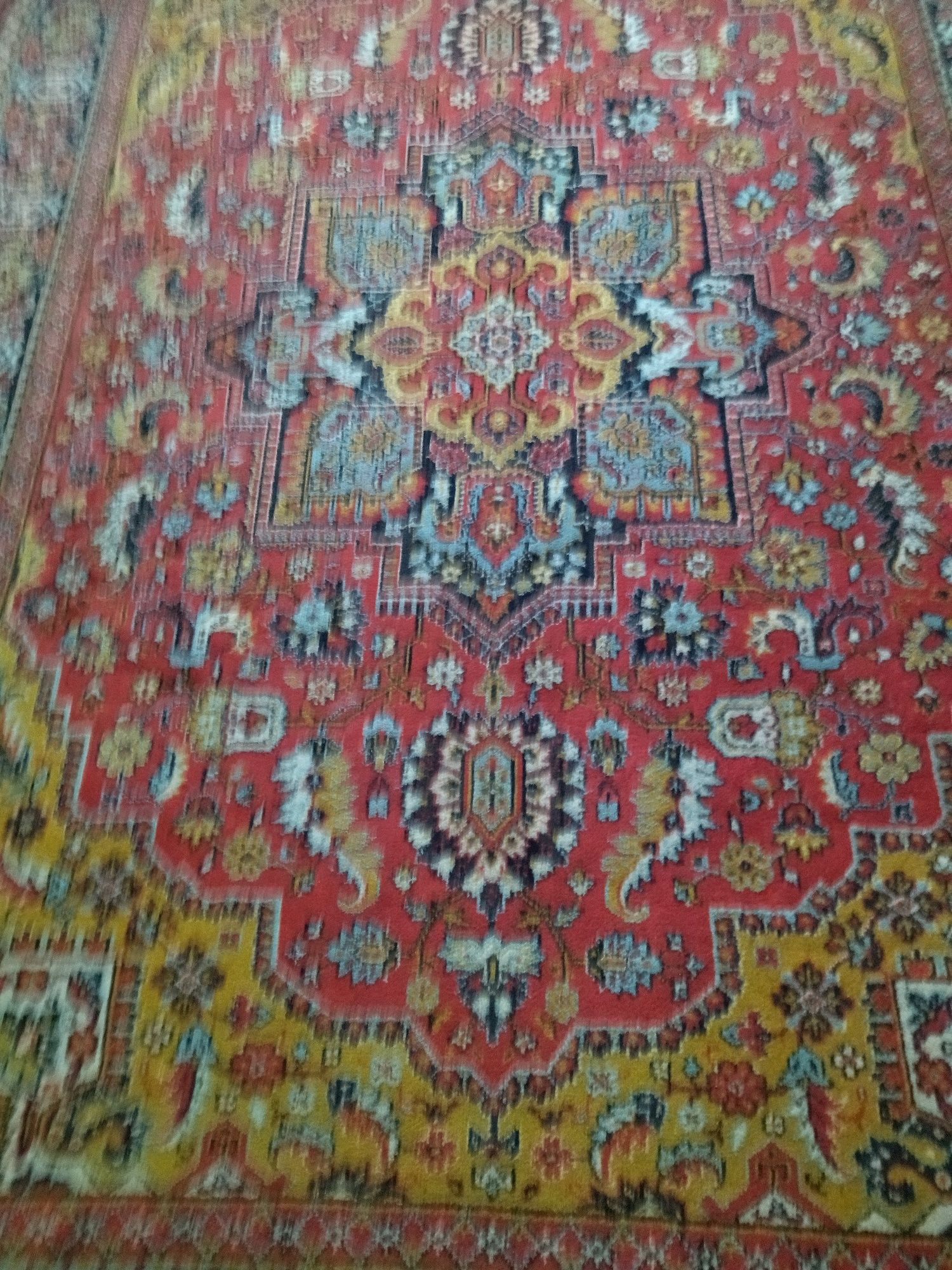 Продается ковер и плед ,можно на пол и кровать.