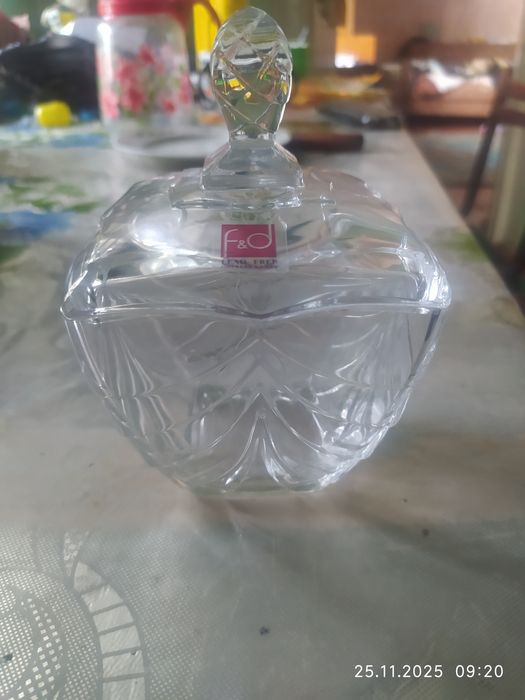 Продам две новые вазочки- варенницы.Стекло.