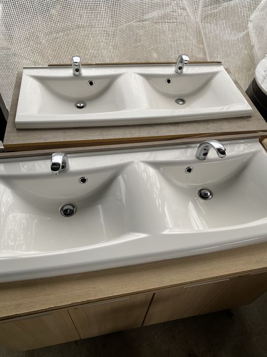 Lavoar dublu pentru baie .